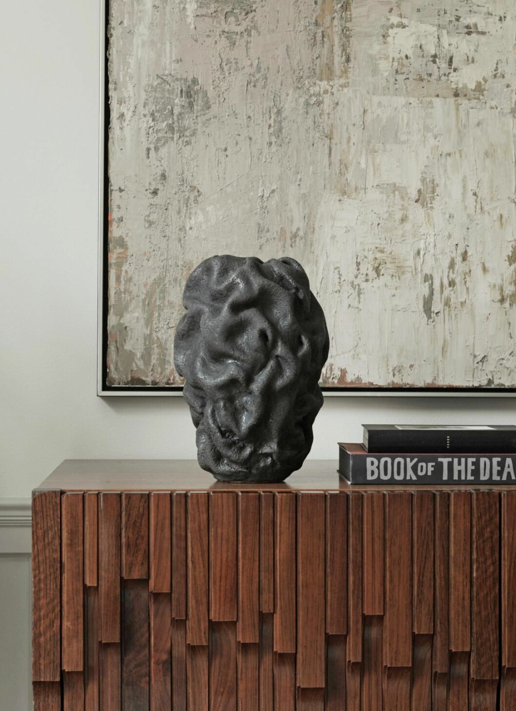 På ett sideboard i matsalen står en skulptur från Tufva design. Skåpet är av Luciano Frigerio och köpt på en internationell auktionssajt. skulptur detalj Joanna laven
