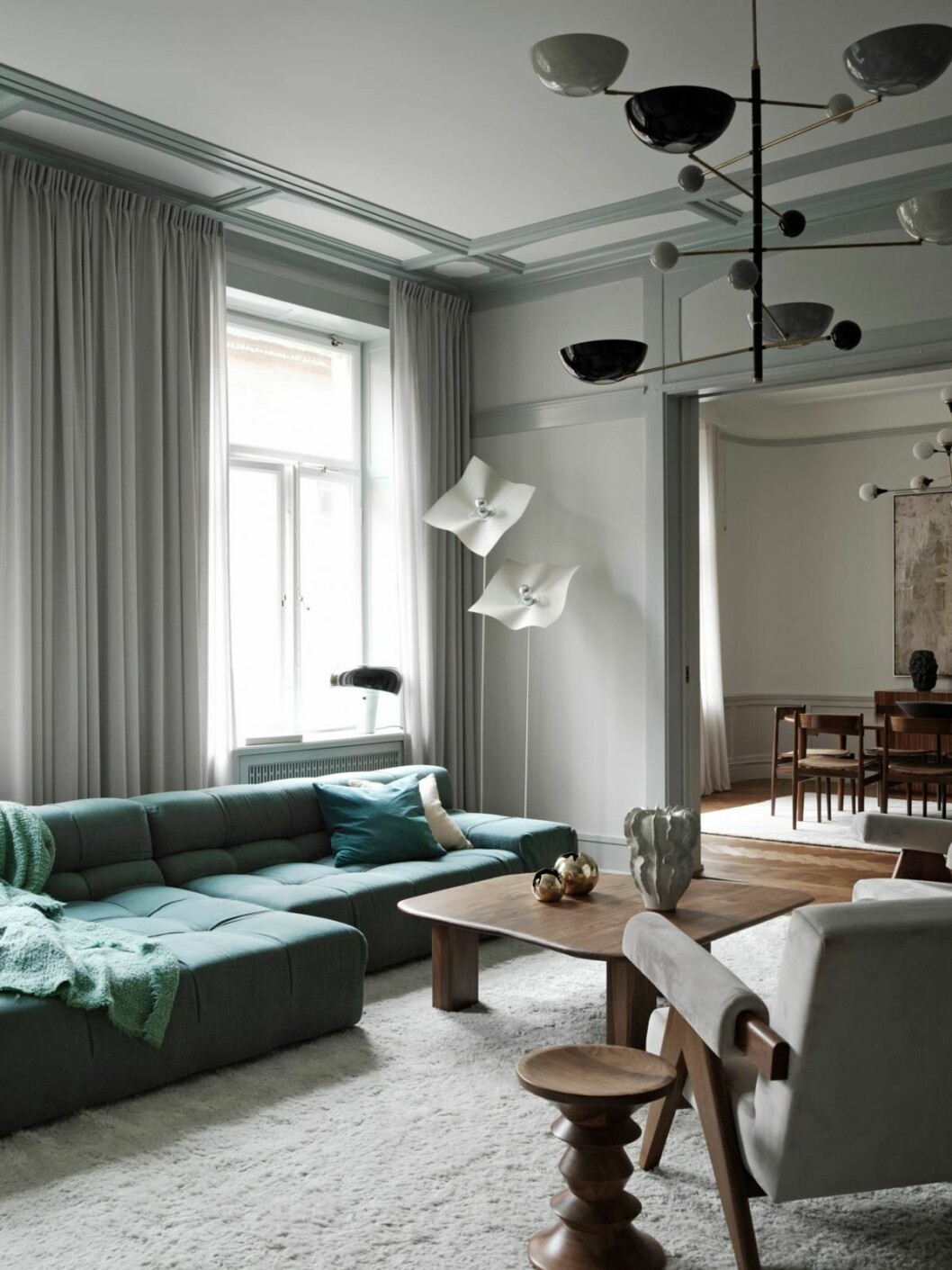 Vardagsrum och matsal i fil. Lampa i fönstret, Snoopy, Flos, golvlampor, Mario Bellini, taklampa, italiensk lamphandlare. Gardiner, Astrid. Svarvad pall, Charles och Ray Eames. grön soffa i vardagsrum inrett av Joanna laven