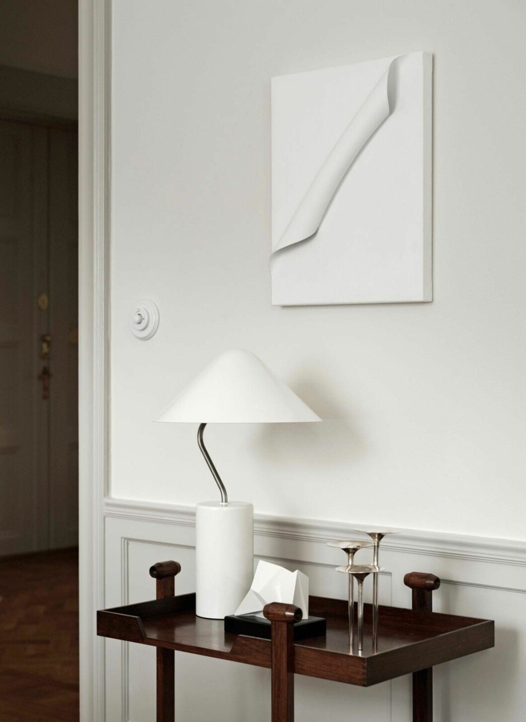 Stilleben i matsalen. Vit lampa, auktion, litet bord, Franco Albini, auktion. stileben lampa inredare Joanna laven