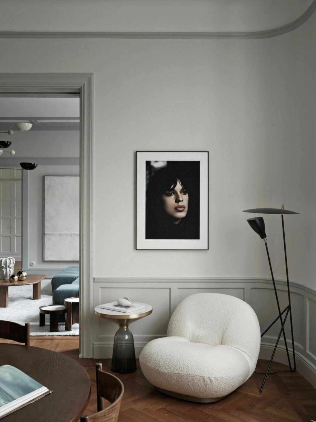 Fotot hade familjen med sig. Golvlampa Silhouette av Svend Aage Holm-Sørensen, fåtölj, Gubi, intill Bell table av Sebastian Herkner. läshörna inrett av Joanna laven