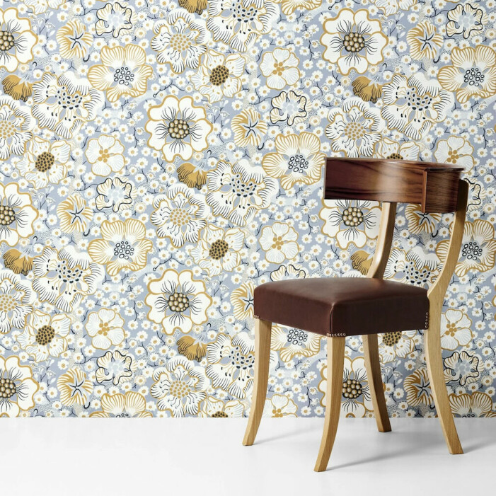 Tapeten Eldblomman av Josef Frank för Svenskt Tenn går i gråblåa toner. <a target="_blank" href="https://www.svenskttenn.com/se/sv/sortiment/tapeter/monstrade-tapeter/tapet-eldblomman/107947/">Här kan du läsa mer</a>. josef frank svenskt tenn