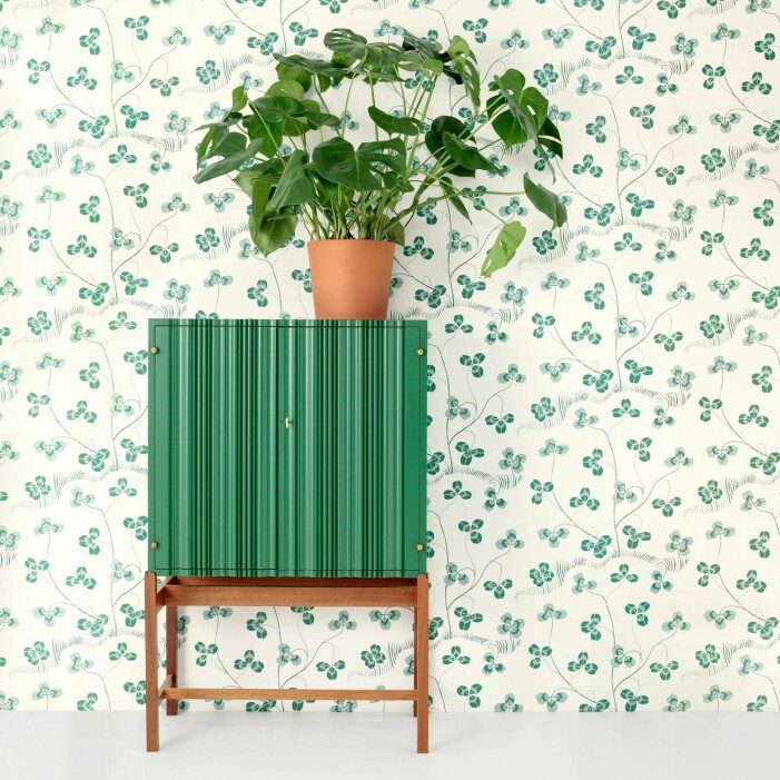 Tapeten Klöverblad av Josef Frank för Svenskt Tenn. <a target="_blank" href="https://www.svenskttenn.com/se/sv/sortiment/tapeter/monstrade-tapeter/tapet-kloverblad/107951/">Läs mer här</a>. Tapet klöverblad josef frank
