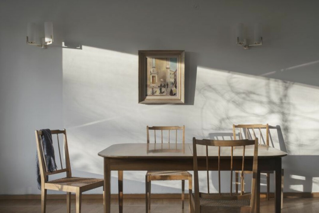 Ett hus för ljus. Matbord och stolar specialritades av Josef Frank för Villa Wehtje. Stolarna med rottingsitsar blev så lätta att de kunde lyftas med ett finger.