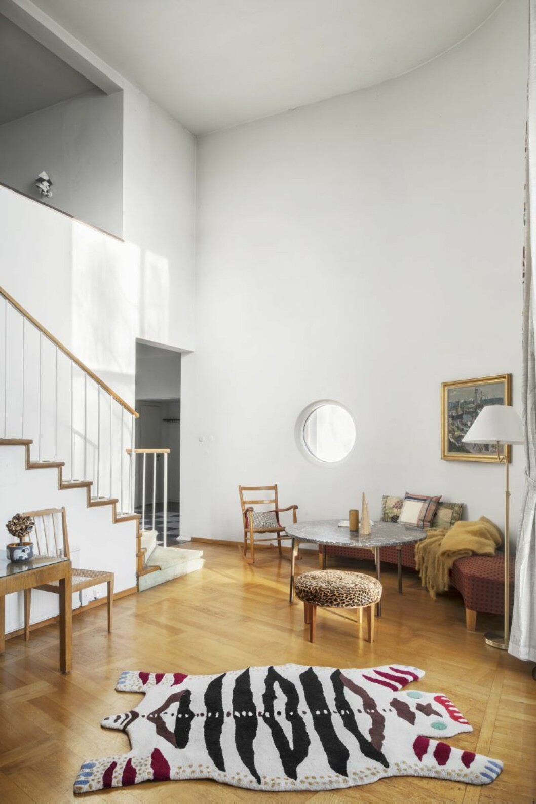 Villa Wehtje ritades för umgänge. Det första rummet öppnar sig i två magnifika plan. Här stod alltid julgranen. Josef Frank ogillade jakt och uppfann fantasidjur till sina mattor. Frank nr 7 kallas Odjuret och kom på 30-talet. Pall 647 från 1936, Svenskt tenn.