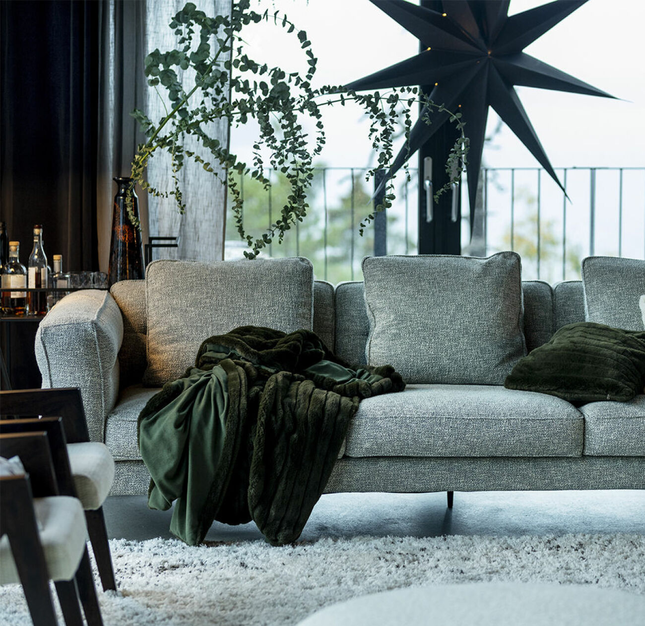 Vardagsrum med minimalistiskt julpynt hos Jotex