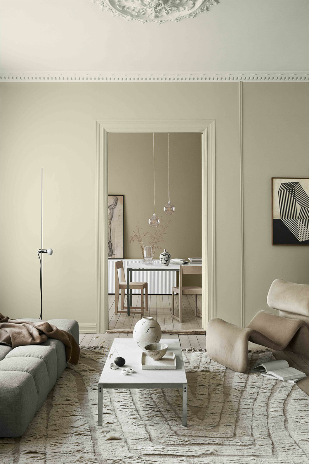 Ljusa neutraler och beige toner dominerar 2021, både som bas och som monokrom helhet som ovan. Främre väggen är målad i <em>Lady Pure Color 1276 Soft</em>. Foto: Jotun Beige och neutraler hos jotun 2021