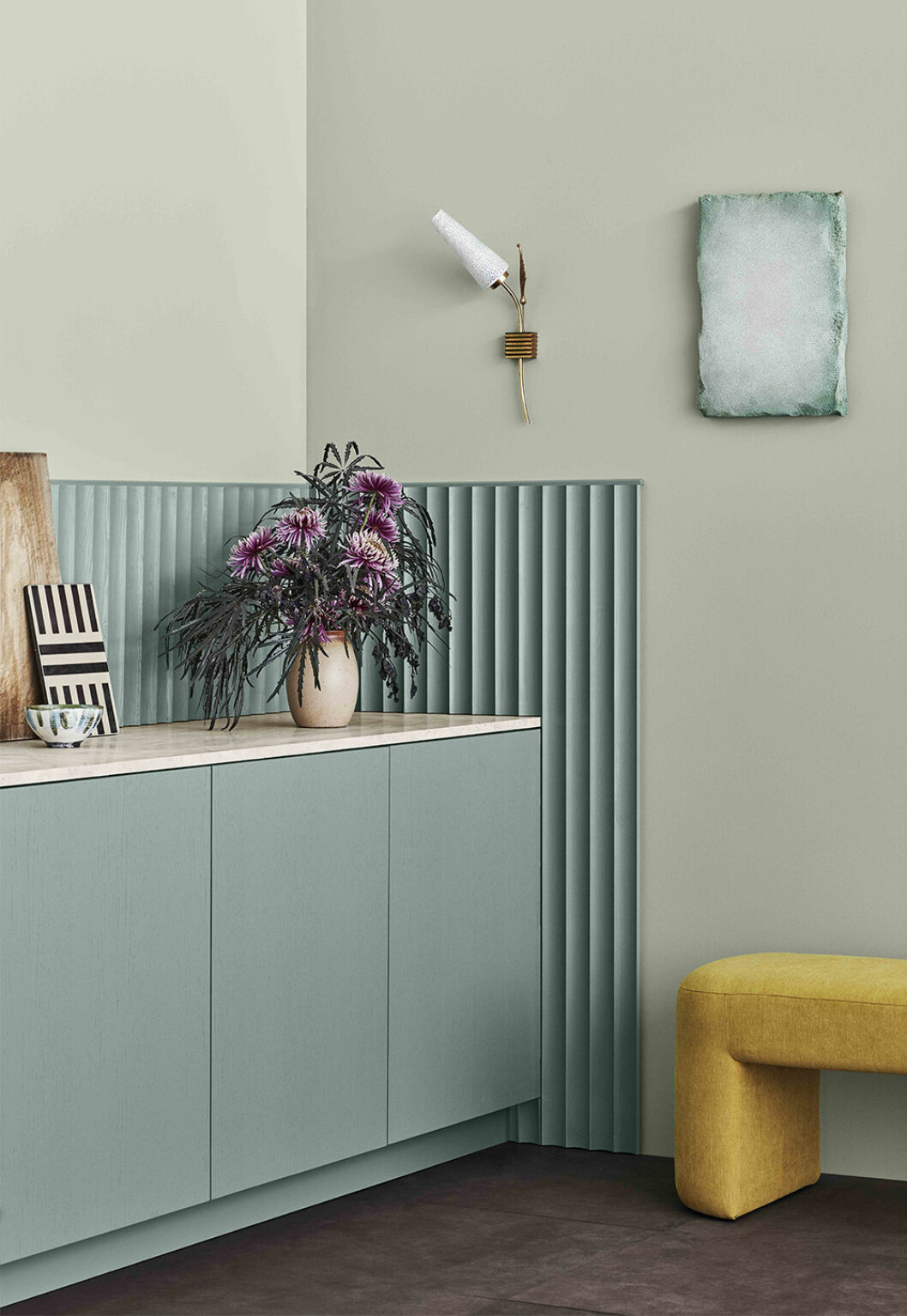 Snygg kombination med vägg i <em>Lady Pure Color 8118 Lövsal</em> och panel samt kök i <em>Lady Supreme Finish 6379 Cityscape</em>, i superblankt respektive halvblankt utförande. Foto: Jotun Jotun kök i Cityscape och vägg i Lövsal
