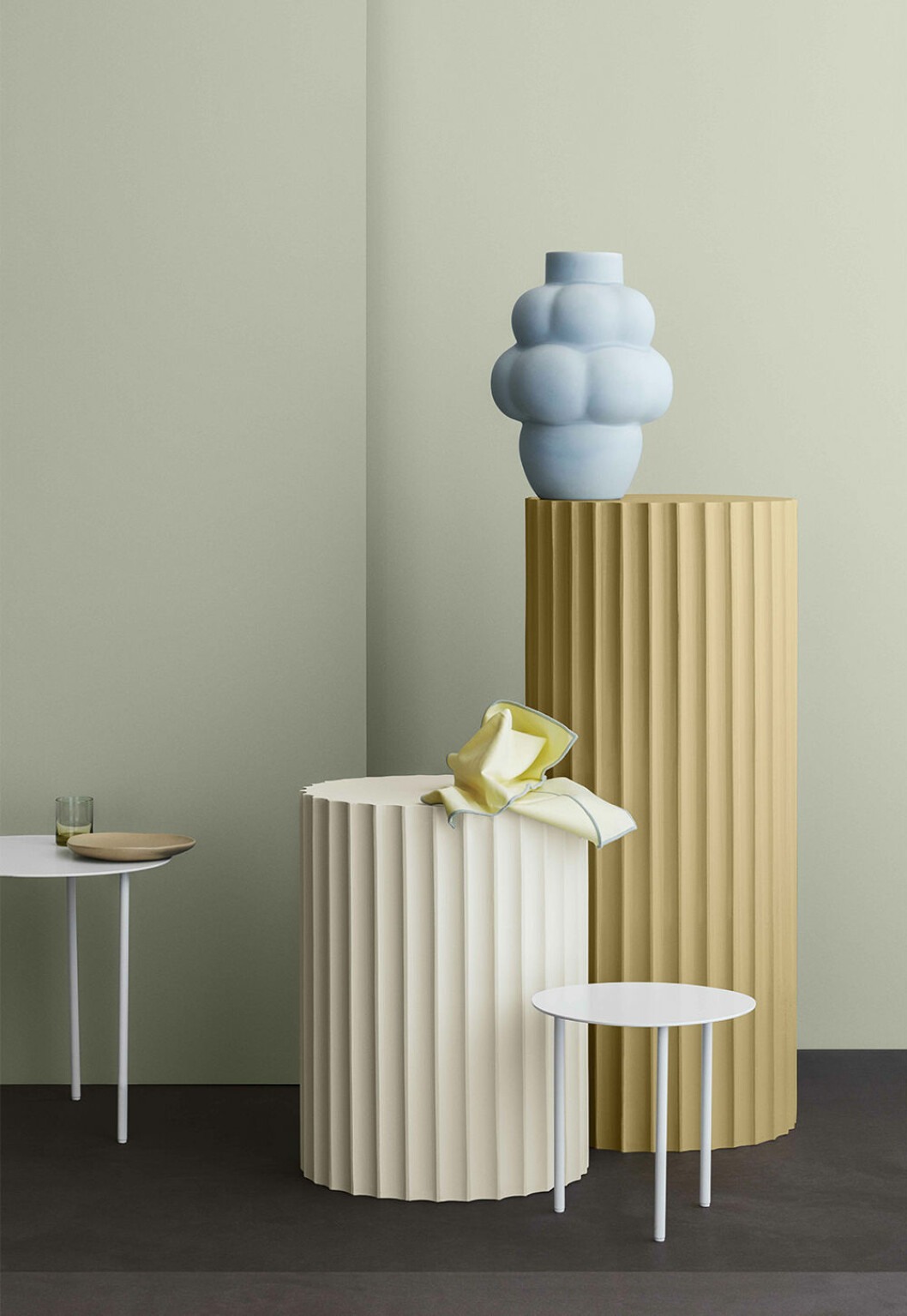 Dämpade pasteller i grönt, blått och gult hos Jotun 2021. Piedestaler målade i <em>Lady Supreme Finish 12123 Contemporary White</em> och <em>Lady Supreme Finish 10246 Velvet</em>. Väggen är målad med <em>Lady Pure Color 8118 Lövsal</em>. Foto: Jotun Pastellgult och mint hos Jotun 2021