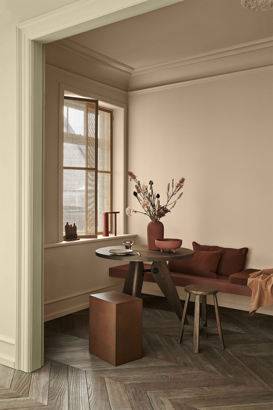 Dämpad ljusrosa och rostigt röd är en fin färgkombination. Vägg och lister målade i<em> Lady Pure Color 12120 Desert Pink</em>. Foto: Jotun Rostrött och jordnära färger hos Jotun 2021