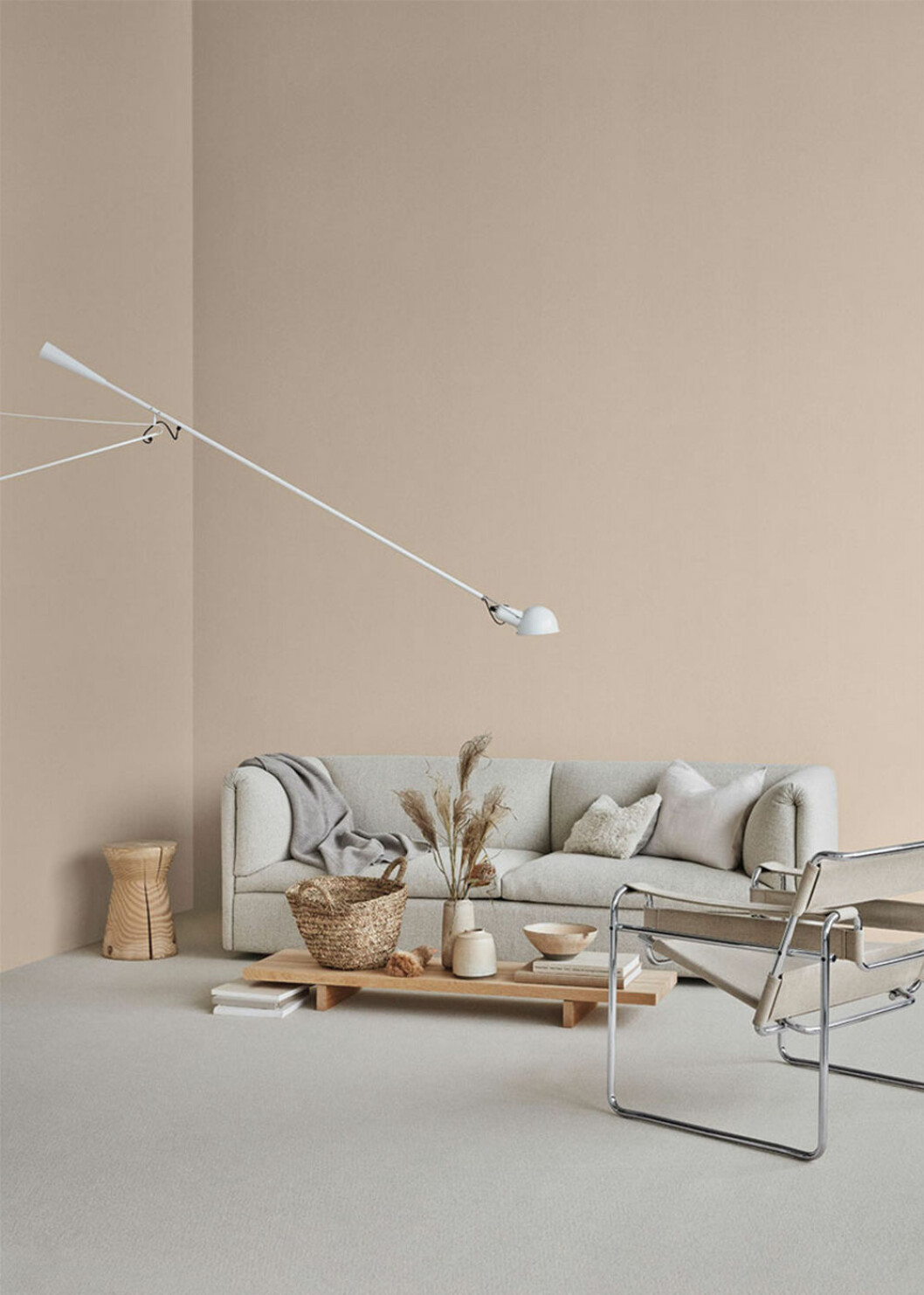 <em>Lady Pure Color 10290 Soft Touch</em> är en svagt persikotonad neutral nyans som är dämpad och harmonisk. Foto: Line Thit Klein Styling: Kråkvik & D’Orazio för Jotun Soft Touch är en persikobeige färg från Jotun