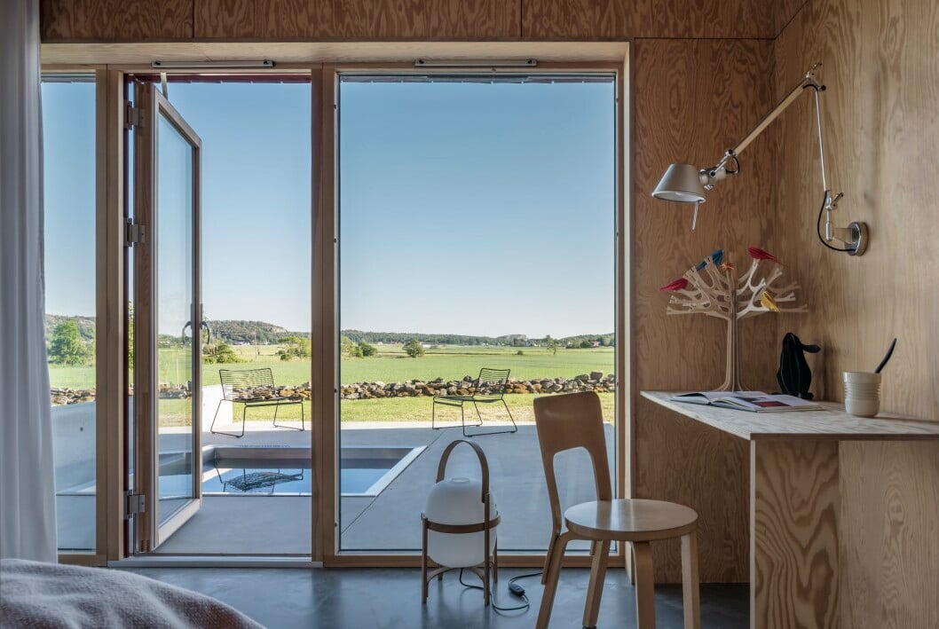 Gästhusets arbetsplats med Alvar Aaltos stol och platsbyggt bord. Lampan Tolomeo, Artemide, ger funktionsljus och Cesita från Santa & Cole står för stämningsljuset. Gästhuset med platsbyggt bord och Alvar Aaltos stol.