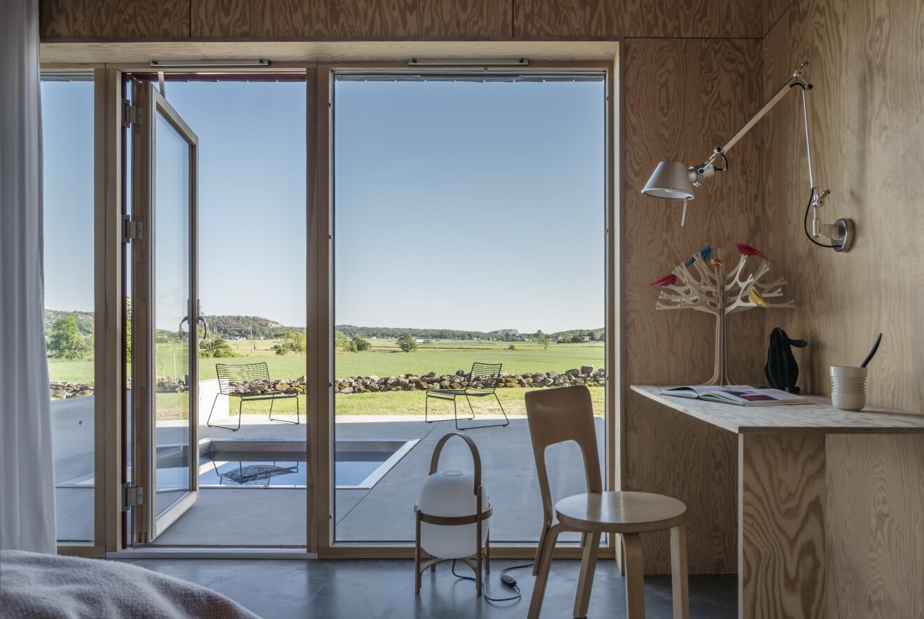 Gästhuset med platsbyggt bord och Alvar Aaltos stol.
