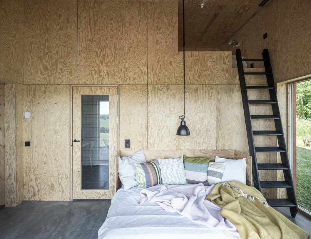 I gästhuset blir klientens önskan om båtlik interiör och effektiva utrymmen åter tydlig. En stege leder upp till ett loft som kan användas till förvaring eller som extra sovplats. Gästhuset i Villa Späckhuggaren.