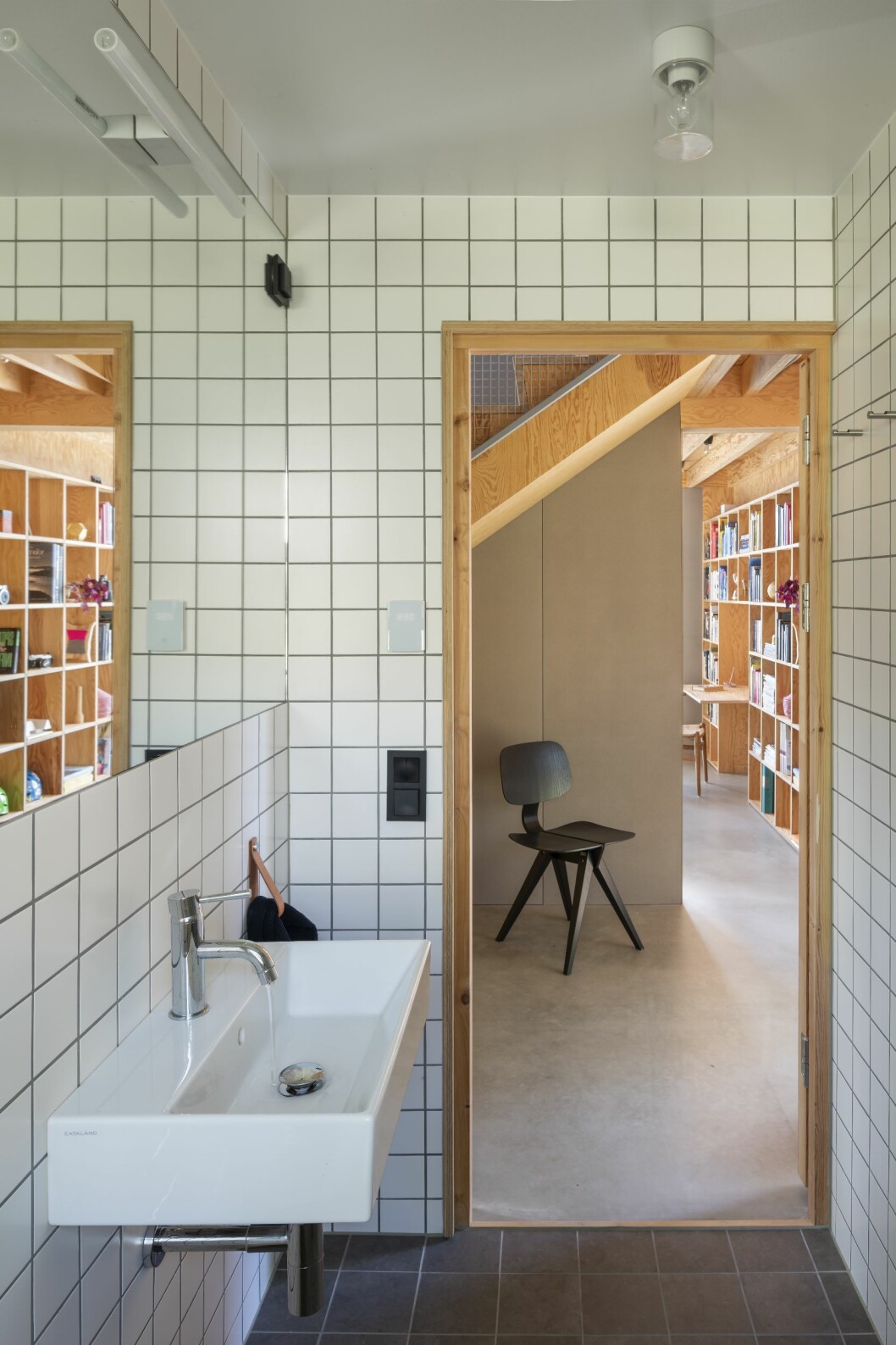 Råa, enkla och nakna material på insidan, precis som är brukligt i ekonomibyggnader på landet. Plywood på väggar och i tak och polerad betong i gästhuset, liksom i stora husets bottenvåning. Plywood, kakel, valchromat, obehandlade ytor. Materialvalen var viktiga i Villa Späckhuggaren.