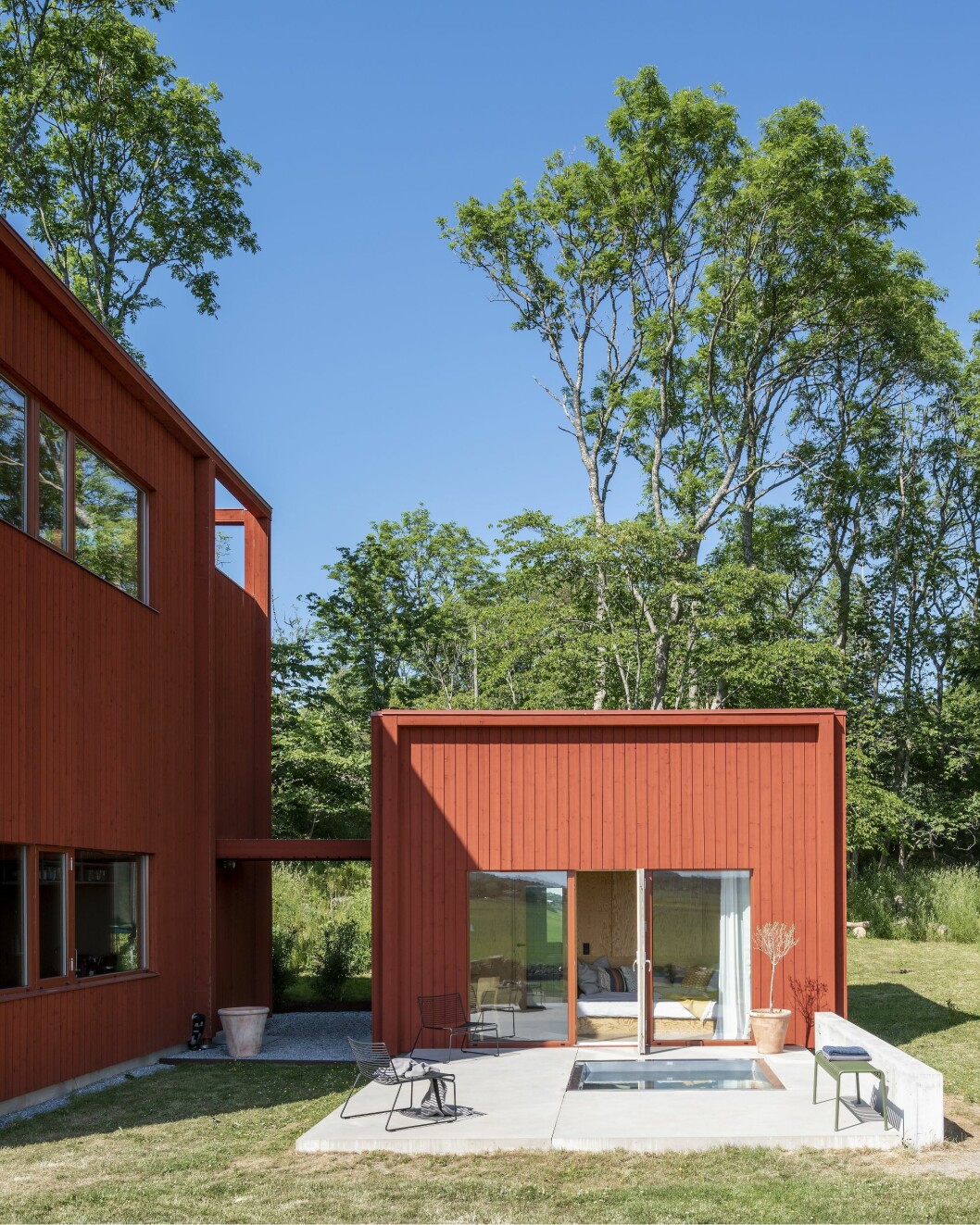 När familjen växte ytterligare blev lösningen att bygga till gästhuset som fulländar kompositionen. Gästhuset byggdes till för att komplettera Villa Späckhuggaren.