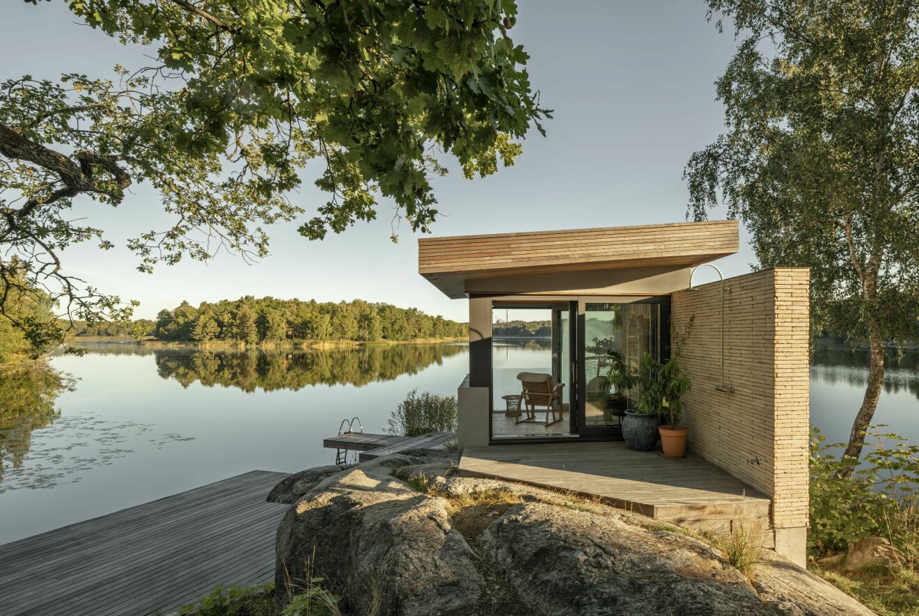 Arkitektritad villa med lusthus vid strandkanten sjön Magelungen