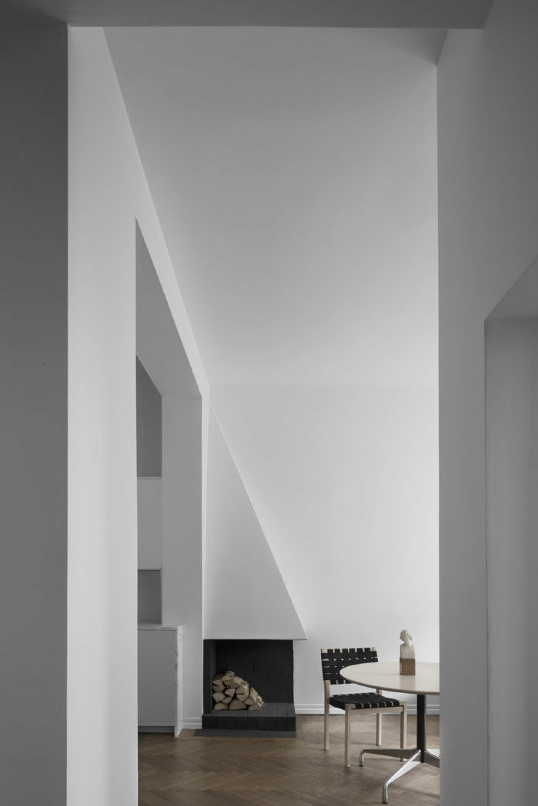 Stol 611 av Alvar Aalto för Artek. Skulptur i alabaster från tidigt 1900-tal. Matbord Segmented table, design Charles och Ray Eames för Herman Miller.