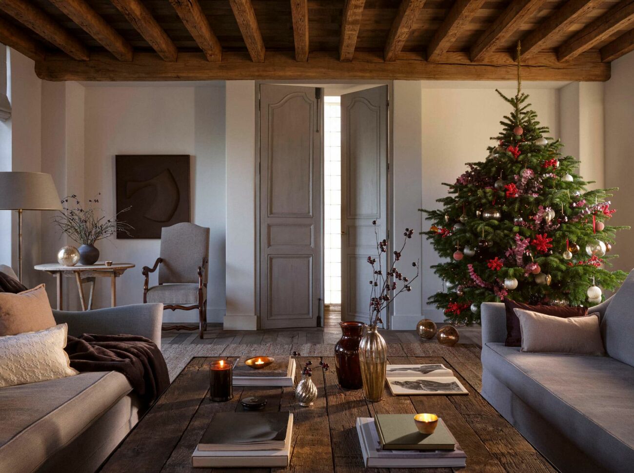 vardagsrum med julgran och rustik inredning från zara home