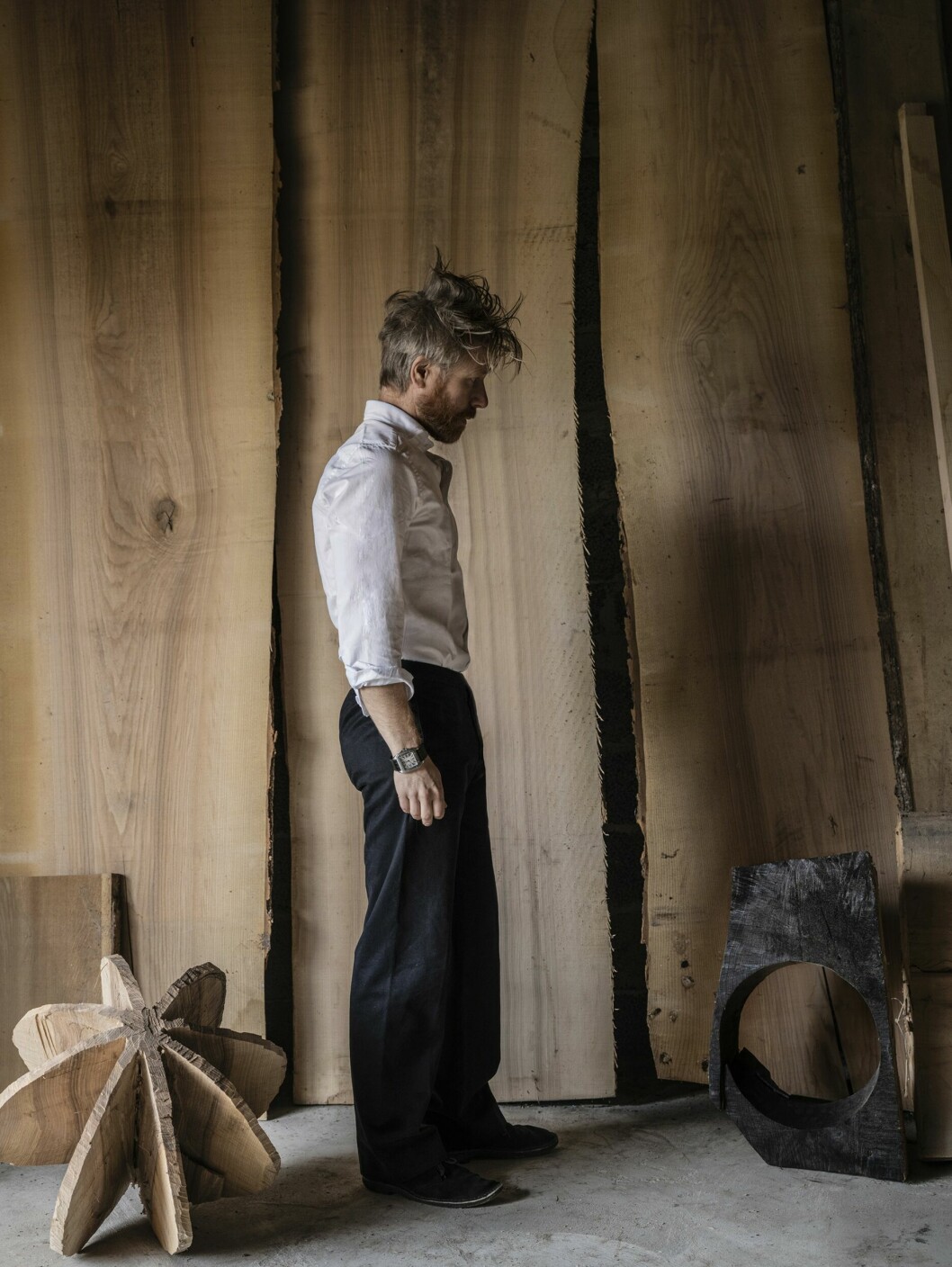 Från kamera til kniv. Fotografen Daniel Wester blev konstnär i trä. Uppsågade askplank används till vissa skulpturer. Fotografen Daniel Wester.