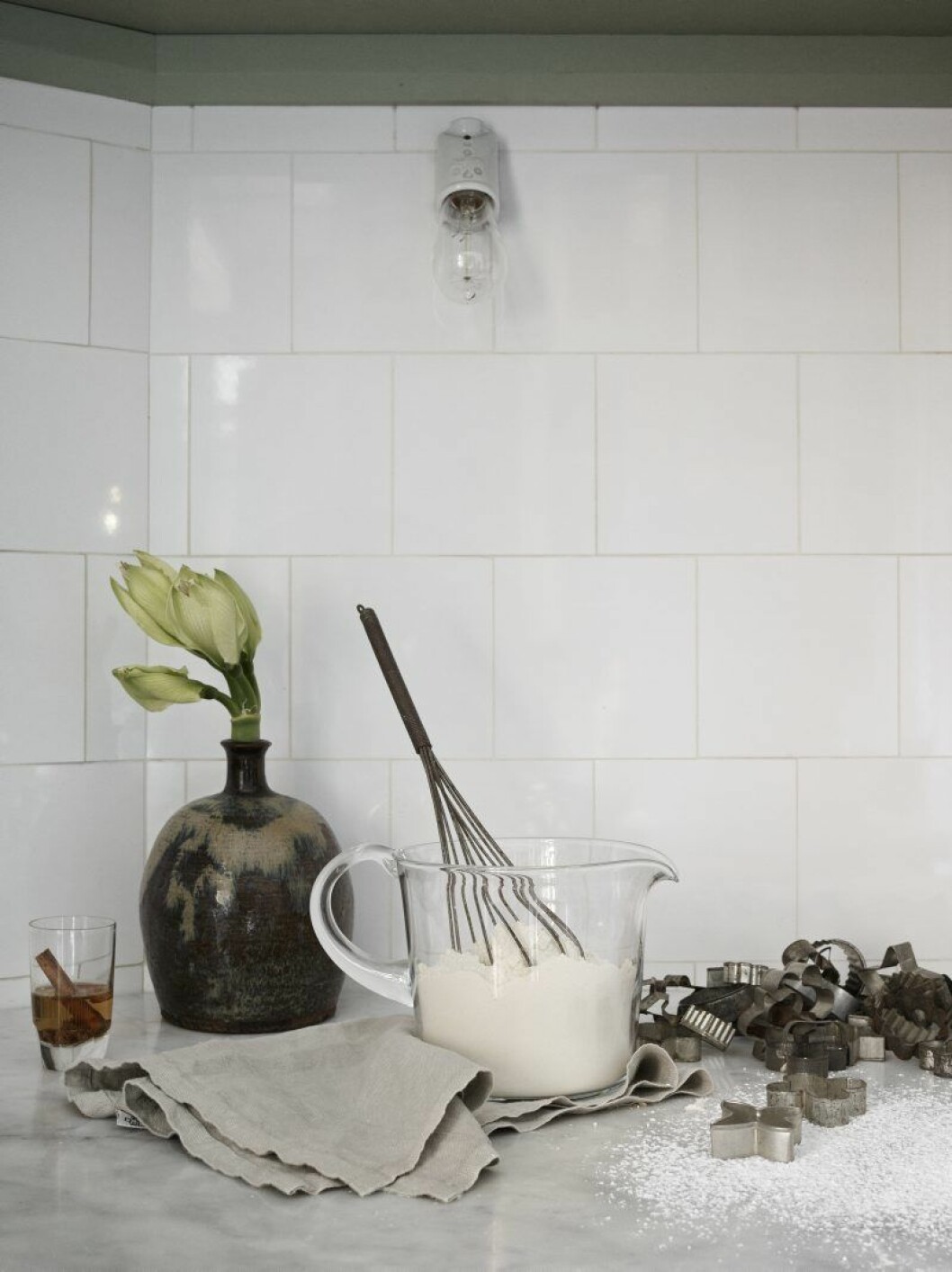 Litet snapsglas av Carina Seth Andersson, 2-pack, 580:-, Skrufs. Vas privat. Linneservett, 129:- från Linum/NK Inredning. Glaskanna av Carina Seth Andersson, 800:-, Skrufs, ballongvisp vintage, pepparkaksformar, 10:-/st från Knut & Svea. Jul Lotta_5