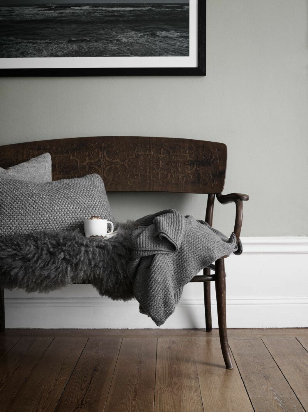 Träsoffa privat, grått fårskinn, 3 750:- Svenskt tenn, pläd, 2 955:- och kuddar från 985:-båda från Aiayu, kopp från servisen Inwhite, Monica Förster, 129:-, Rörstrand. Jul Lotta_6