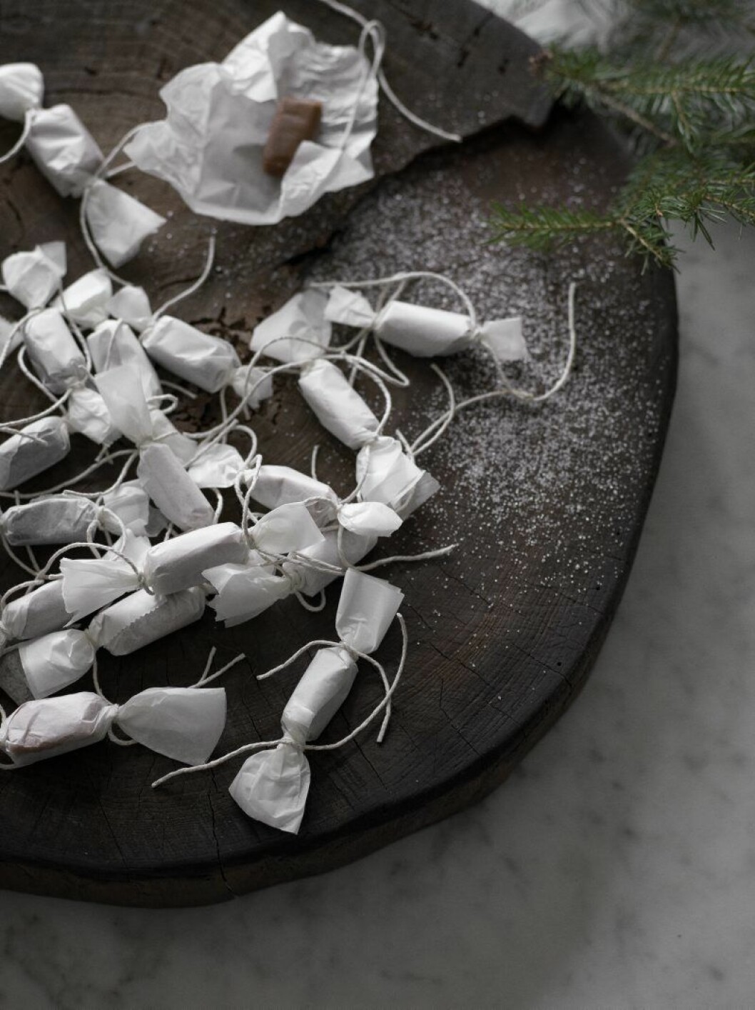 Kolor vackert inslagna i vitt papper och snöre. Jul Lotta_9