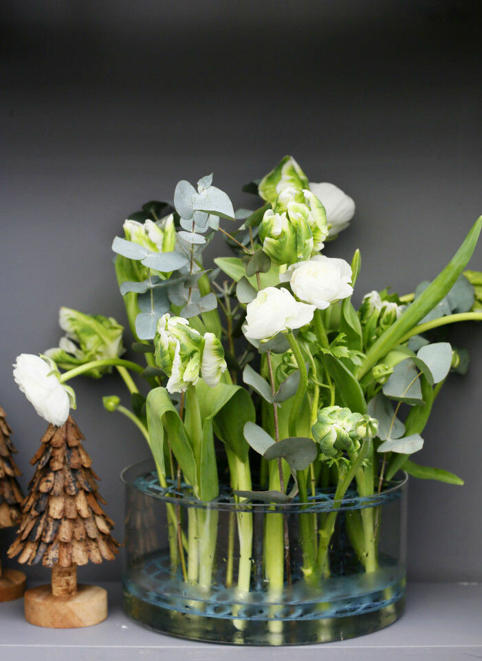 Många julblommor blir vackra i vas – de håller sig fräscha länge och passar fint med gröna kvistar och gräsvippor. Låt dig inspireras av åtta härliga buketter! Foto: Annika Christensen