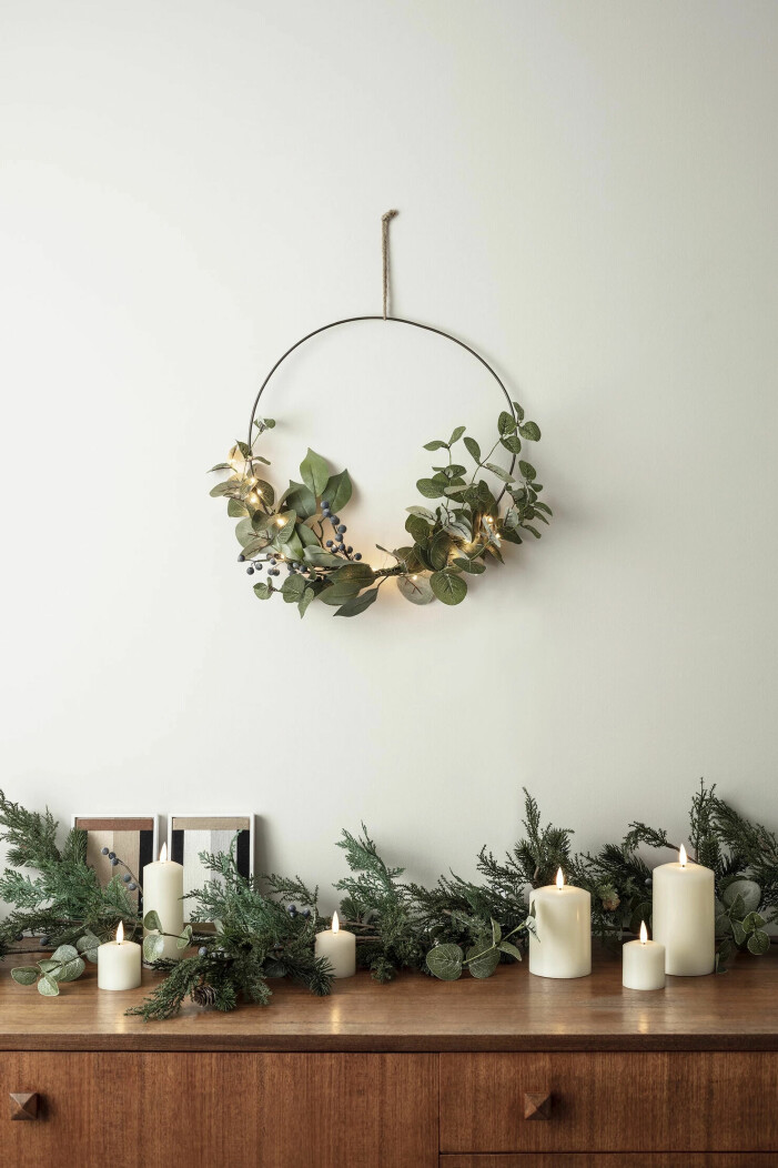 Komplettera julkransen med levande ljus och härliga växter. Foto: <a target="_blank" href="https://www.pinterest.se/pin/351912462231582/">Create Perfect</a> via Pinterest. Snygga jultrender enligt Pinterest, krans med metallring