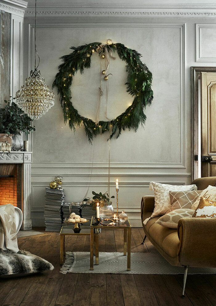 Låt den grönskande julkransen ta över hemmiljön i jul. Foto: H&M Home. Snygga jultrender enligt Pinterest, maffig julkrans