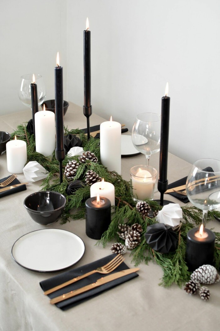 En klassisk svartvit dukning kan aldrig gå fel. Inspireras av denna lösning som integrerar naturnära element för en julig touch. Foto: <a target="_blank" href="https://www.pinterest.se/pin/348466089925940295/">Burkatron</a> via Pinterest. Snygga jultrender enligt Pinterest, svartvit dukning