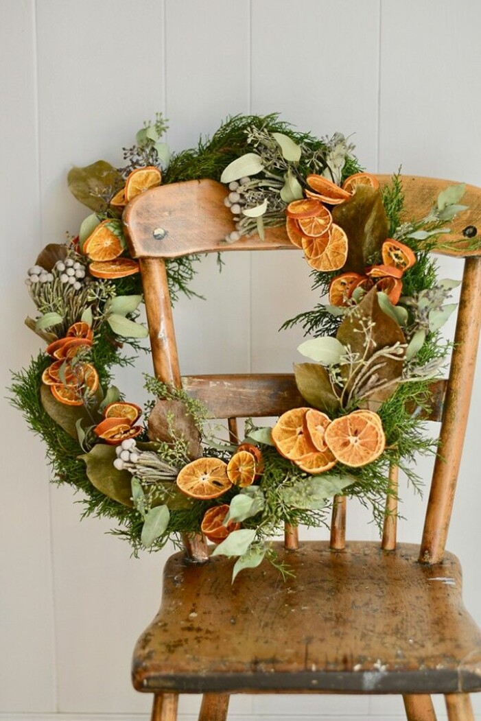 Har du några torkade apelsinskivor över från girlangskapandet? Addera i julkransen! Foto: <a target="_blank" href="https://www.romantichomes.com/create/crafts/diy-dried-orange-christmas-wreath/amp/">Romantic Homes</a> via Pinterest. Snygga jultrender enligt Pinterest, krans med torkad apesin