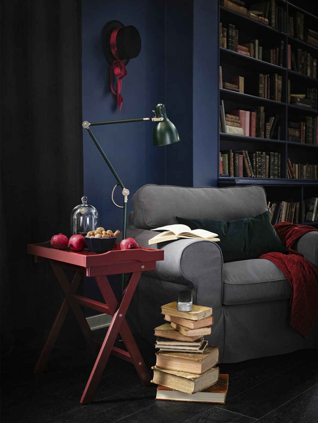 Brickbordet <em>Maryd</em> i rött. Ektorp fåtölj från Ikea i jul