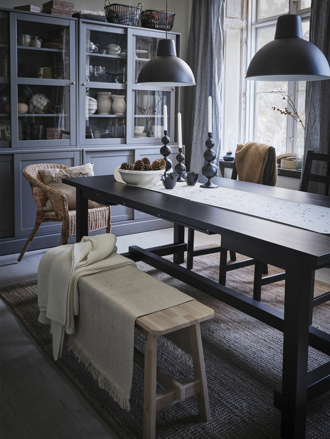 Förlängningsbara matbordet <em>Nordviken</em> i svart. Matbord från Ikea vintern 2020
