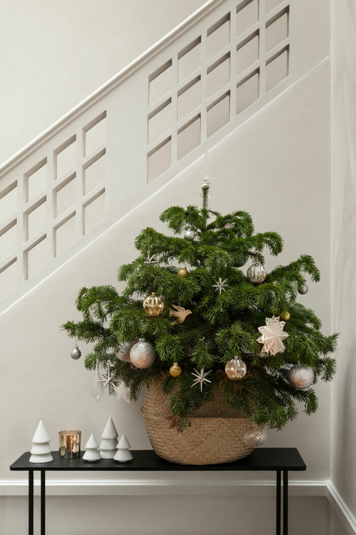 Säsongens juldekorationer hos H&M Home går i guld, silver och vitt. Julen på H&M Home 2021, julgran