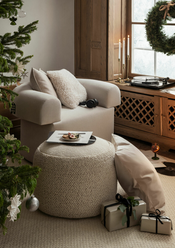 Gosig pall med mer levande, taktil yta. Julen på H&M Home 2021, kuddar och plädar