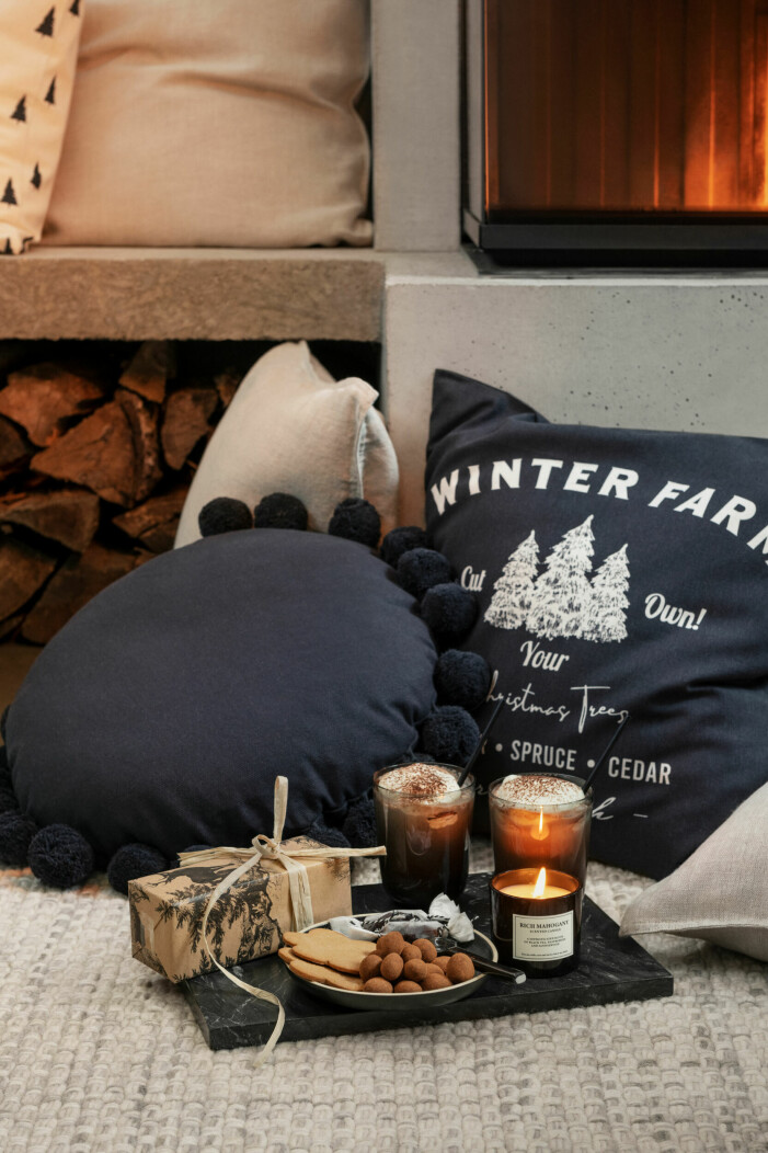Utöver mysiga kuddar finns det även mattor i kollektionen. Julen på H&M Home 2021, kuddar