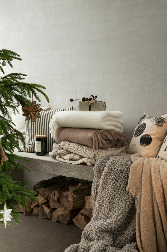 Välkomna både jul och vinter med ombonade textilier, allra helst i en beigebrun palett. Julen på H&M Home 2021, mysiga textilier