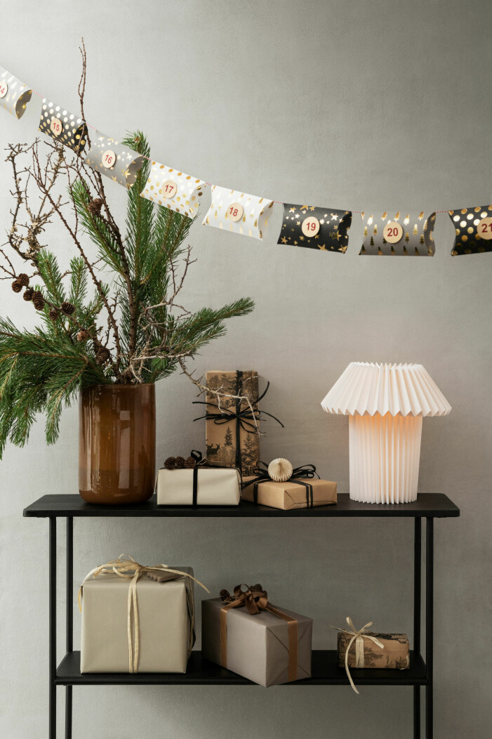Det finns även mer neutrala alternativ för julklapparna. Julen på H&M Home 2021, juldekorationer och girlanger