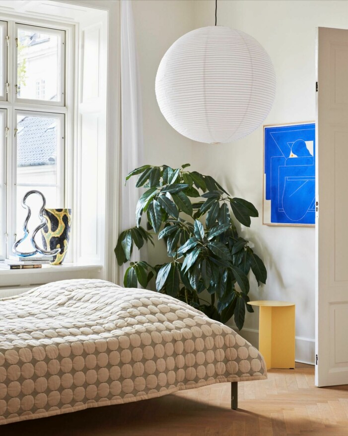 Satsa på en stilsäker lampskärm i sfärisk form. Julklappstips för sovrummet, sfärisk lampskärm från Hay