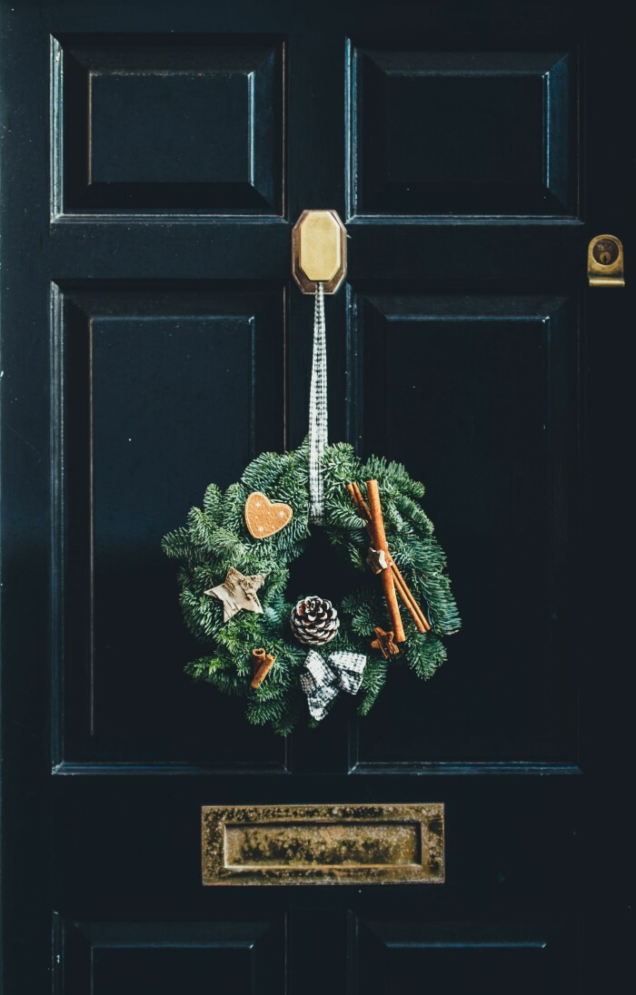 Sätt guldkant på dörren med en krans i jul. Foto: Unsplash julkrans på dörren