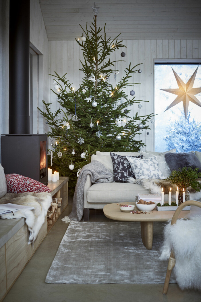 julstämning i hemmet och julgran med pynt från åhléns