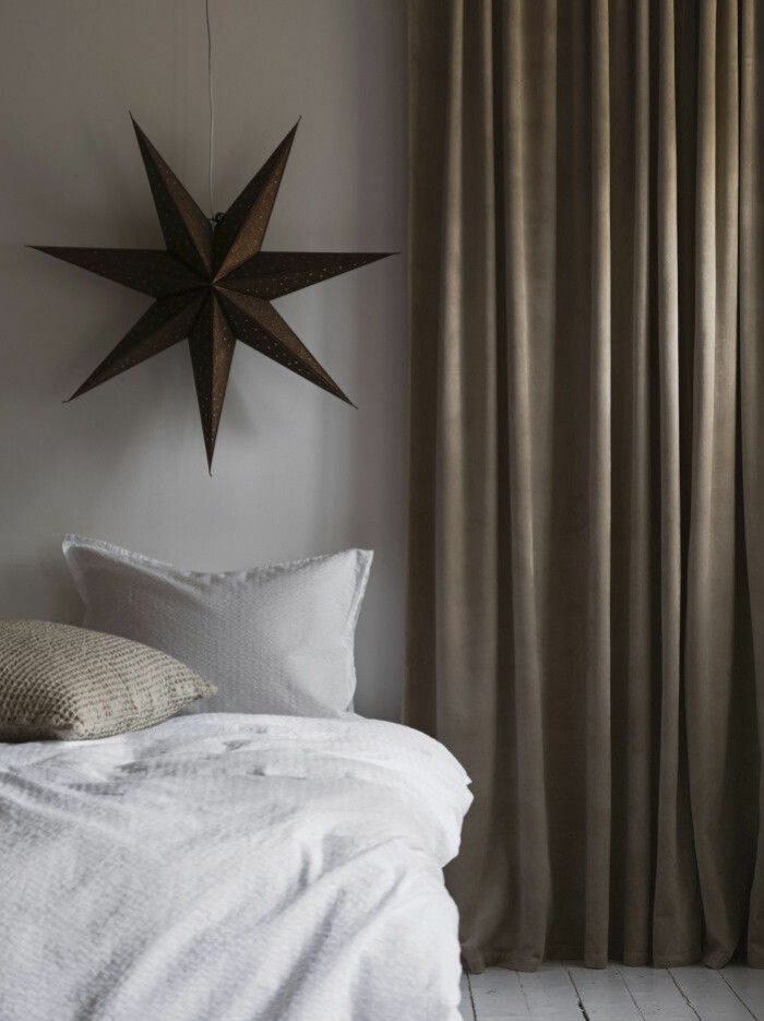 Foto: Ellos Home adventsstjärna i sovrum i beige och brunt