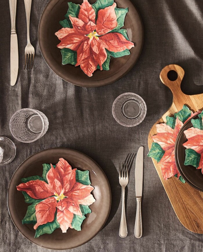 Julstjärnor är ett populärt motiv för den som vill satsa på den nostalgiska julen. Foto: Zara Home servetter i form av julstjärnor