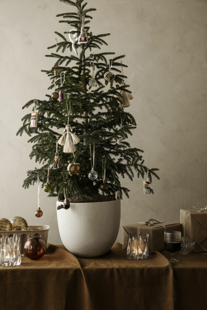 Miniatyrgranen är på uppsving och får med fördel integreras i juldukningen. Foto: Ferm Living. Jultrender 2021 enligt danska favoriter, julgran
