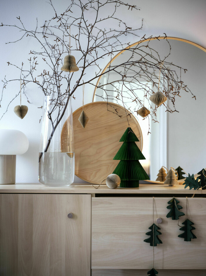 Komplettera neutralerna med mörkgröna klassiker i juliga motiv. Foto: Ikea. Jultrender 2021, beige och grönt