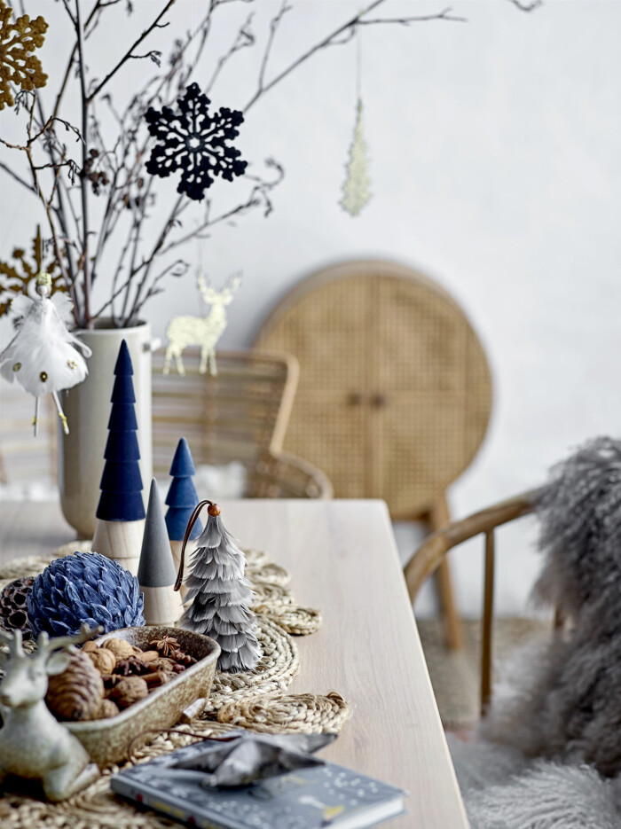 Det blå gifter sig fint med den jordnära basen. Foto: Bloomingville blå juldekorationer