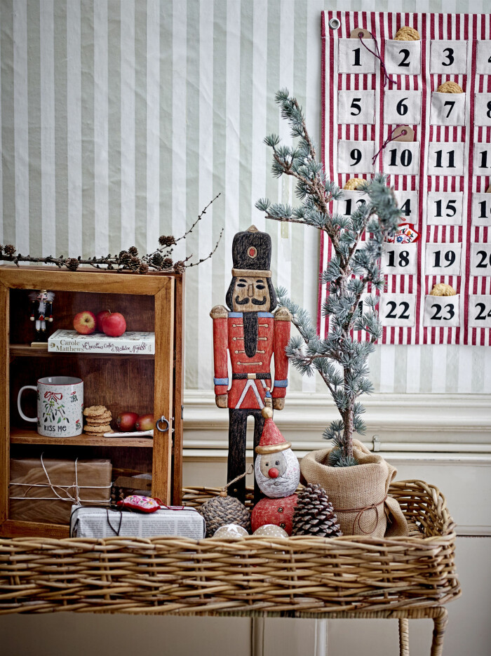 Klassiska motiv som nötknäppare och tomtar är tillbaka i många hem i år. Foto: Bloomingville nötknäppardekorationer i jul
