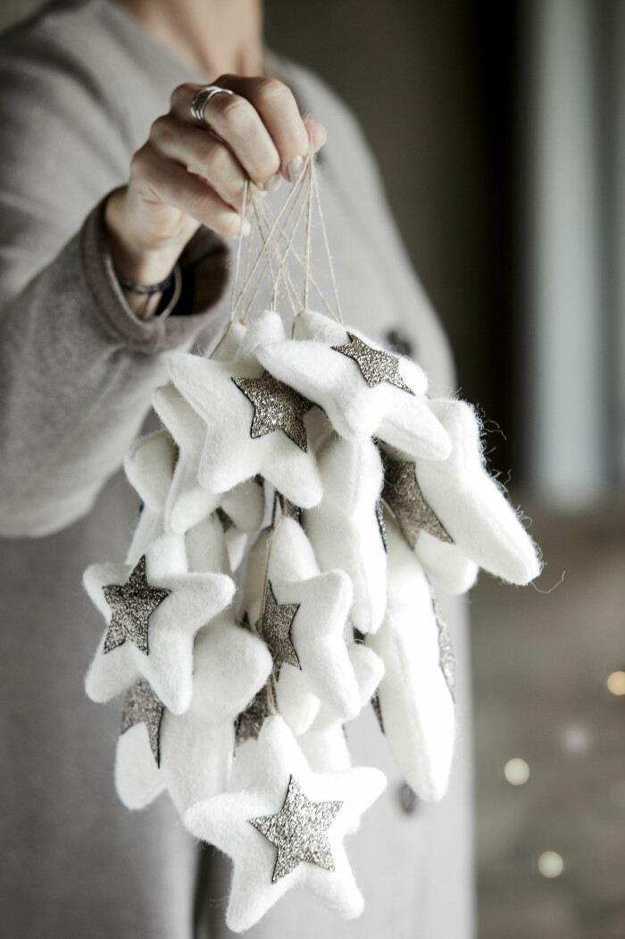 Mjukt och vitt som snö. Låt stjärnmotiven smycka julgranen. Foto: House Doctor vita stjärnhängen till granen