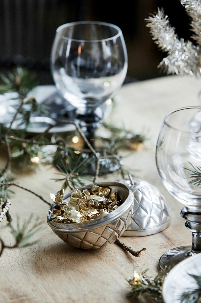 Våga blanda både silver och guld i de blänkande detaljerna. Foto: House Doctor Skål med julgodis