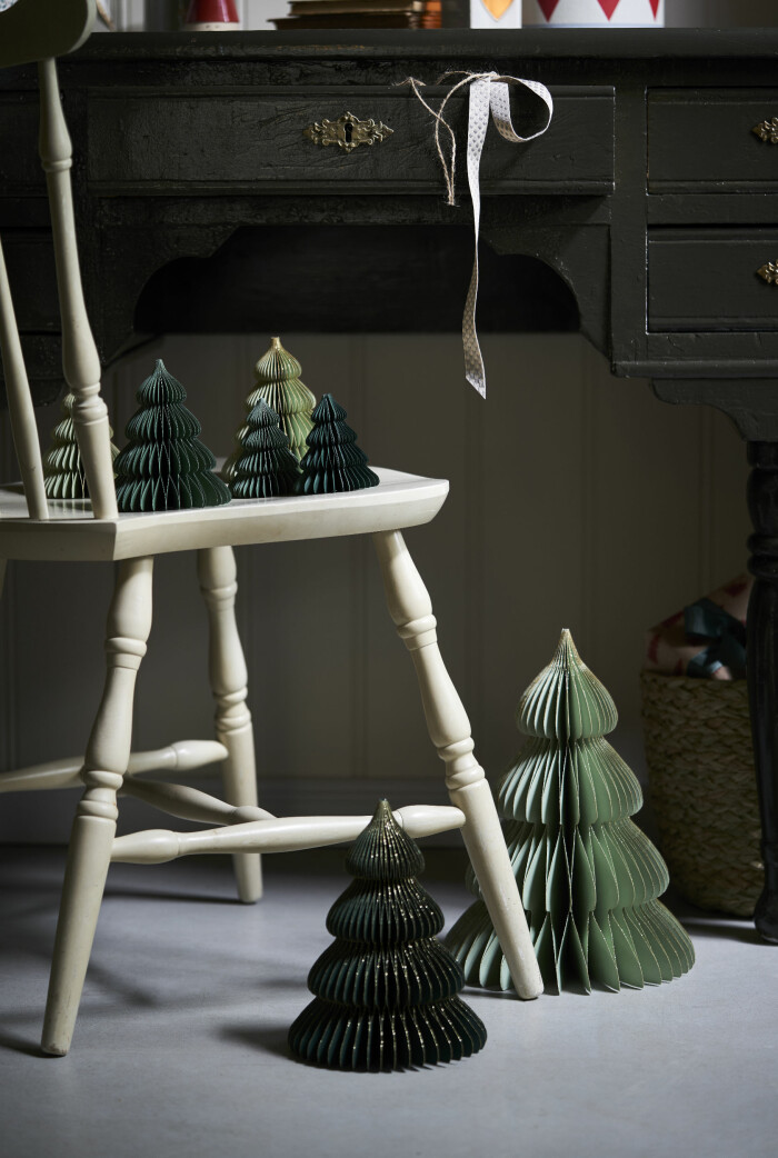 Granen är den populäraste figuren i hemmet, både stilrent i pappersform eller som äkta vara. Foto: Sostrene Grene granar i papper hos sostrene grene